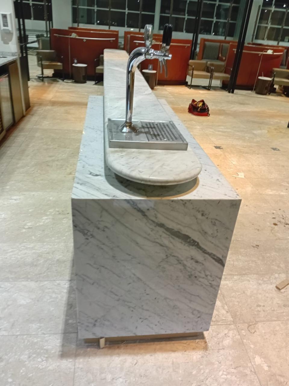 Balcão de bar em mármore branco com veios cinza