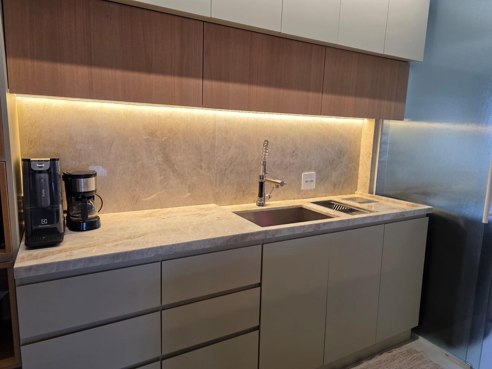 Bancada e frontão em quartzito bege iluminado